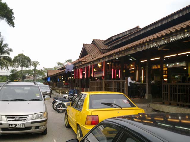 Tempat makan best di Johor Bahru : Medan Selera Tepian Tebrau tak jauh dari Thistle Hotel JB